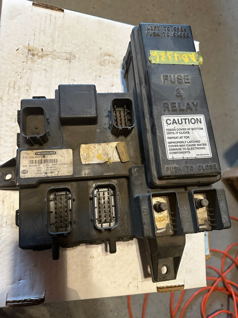 Freightliner Cascadia A06-60970-07 Fuse Distribution Box